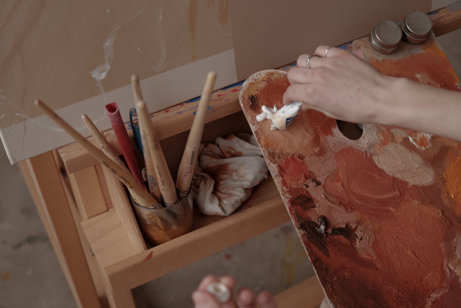 Künstlerin mit Farbpalette